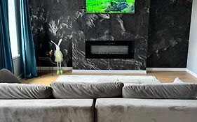 Lv Luxury Apart - One Minute Away From Train Station